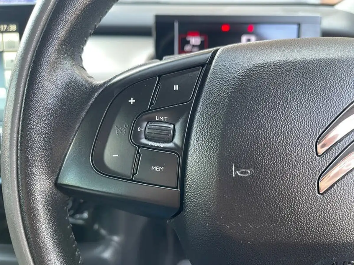 2015-citroen-c4-cactus-16bluehdi-feel-big-28