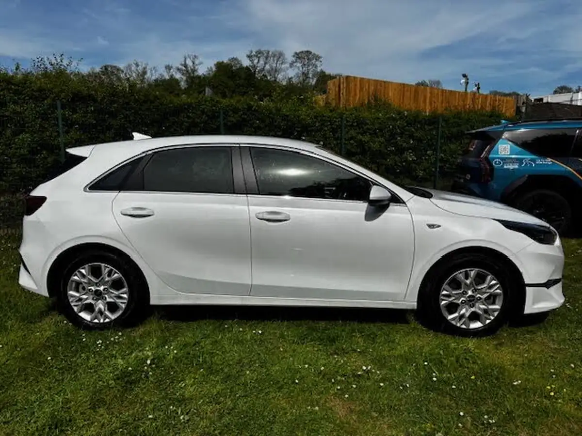 2024-kia-ceed-15-t-gdi-2-158bhp-hatchback-big-1