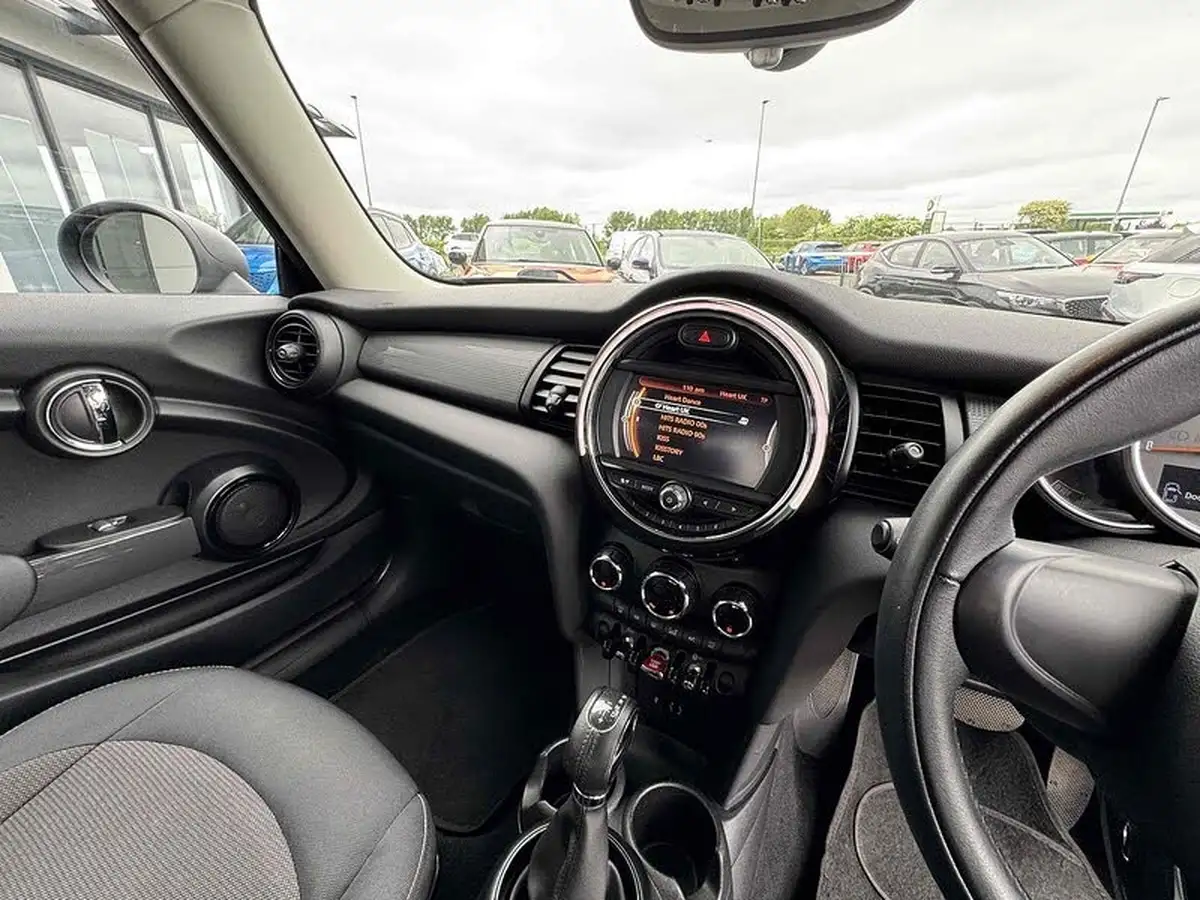 2016-mini-cooper-12-one-3d-auto-big-6