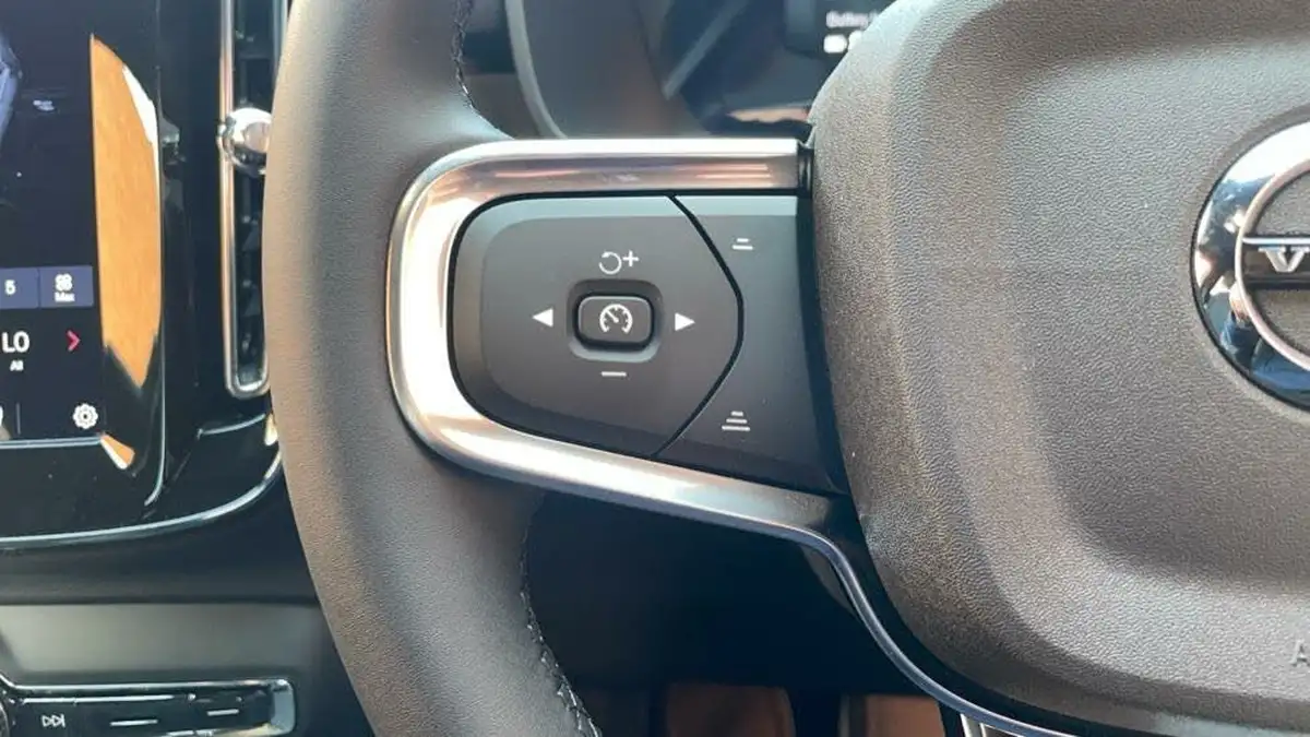 2025-volvo-ex40-e-ultra-big-17