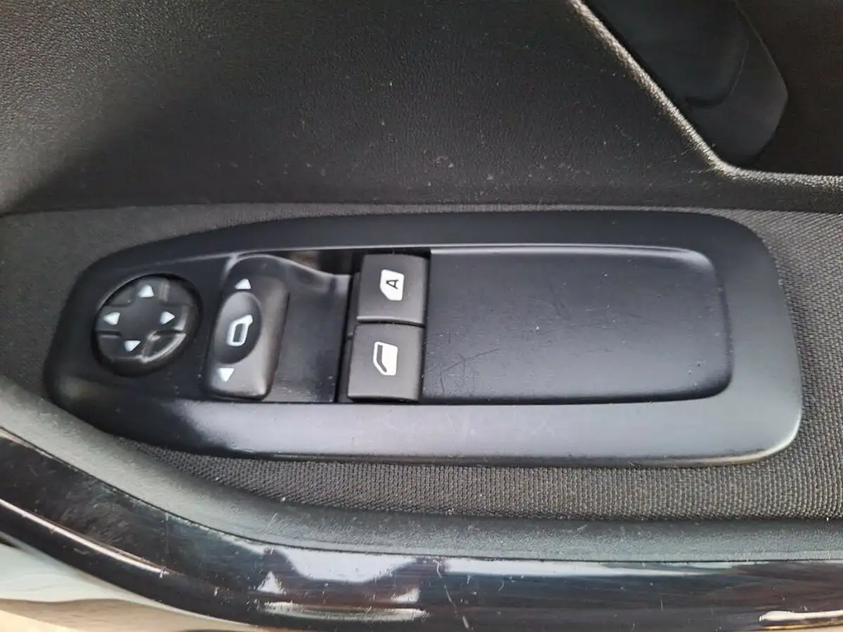 2016-peugeot-208-big-11