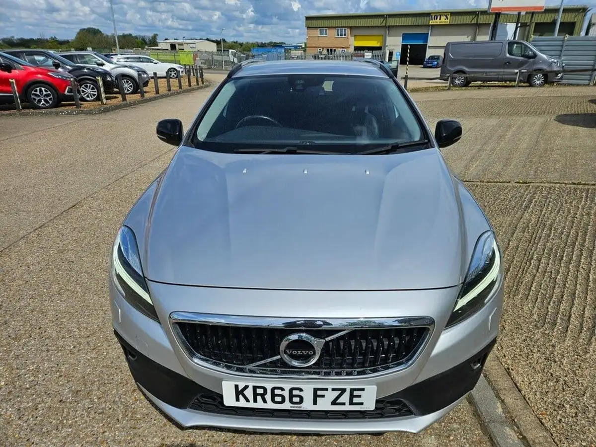 2016-volvo-v40-20td-d3-cross-country-pro-big-2