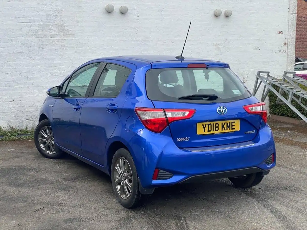 2018-toyota-yaris-15-vvt-i-icon-navi-hybrid-big-7
