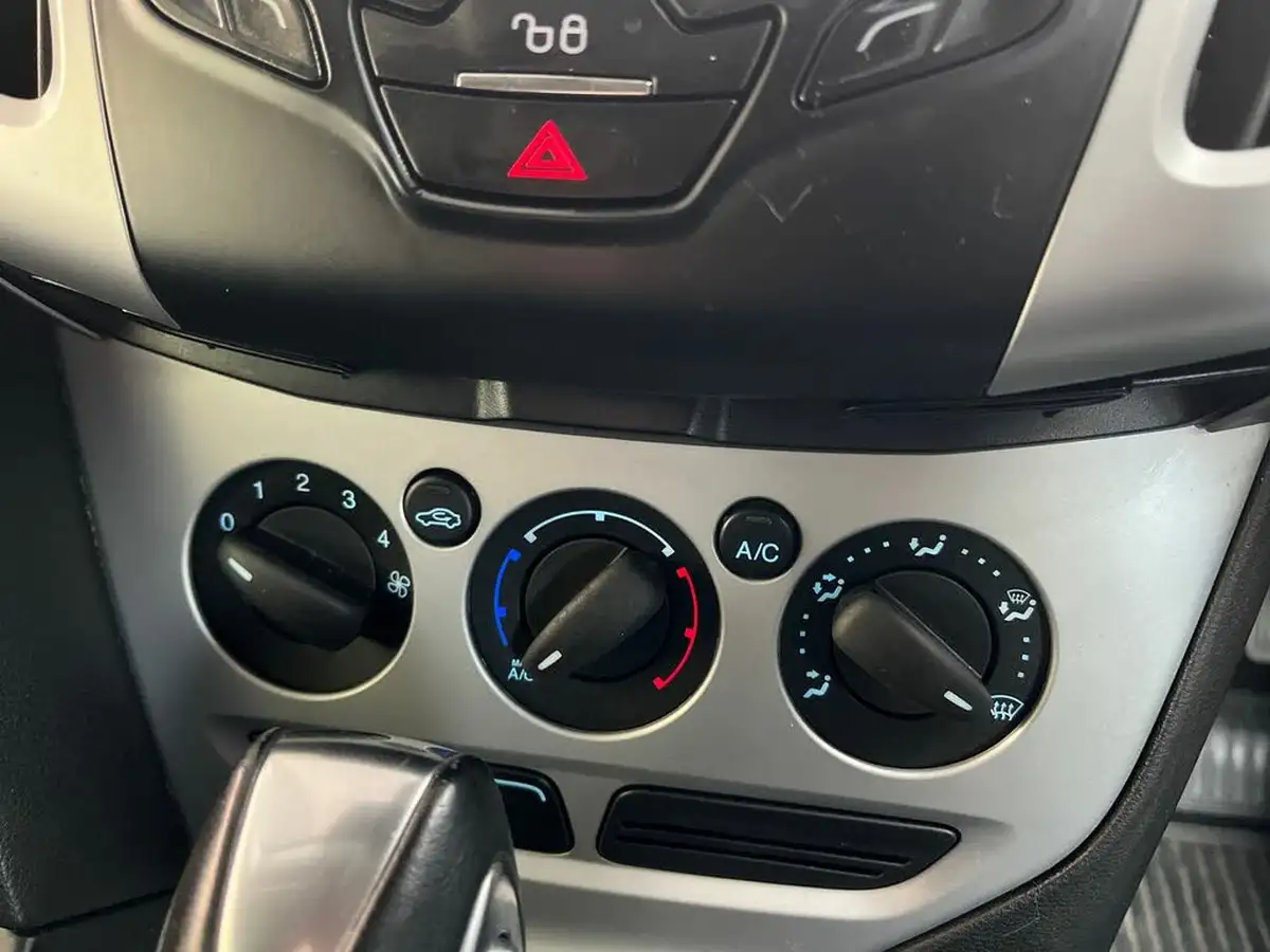 2014-ford-focus-16-zetec-125ps-hatchback-powershift-big-18