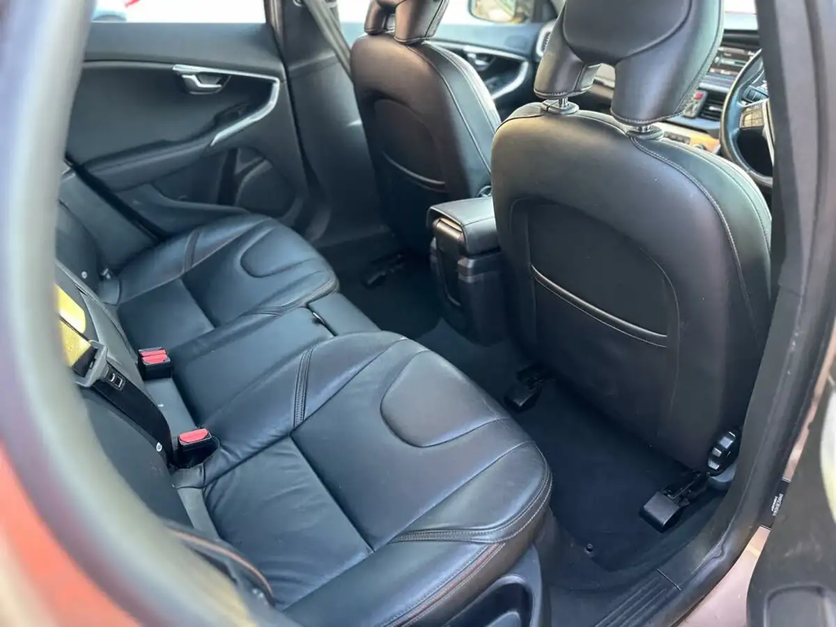 2014-volvo-v40-16td-d2-cross-country-lux-powershift-big-17