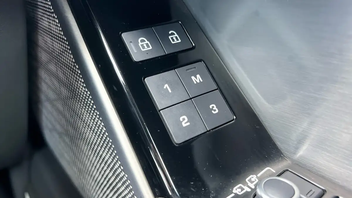 2023-land-rover-range-rover-velar-20-d200-velar-big-22
