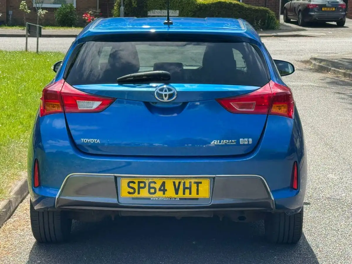 2014-toyota-auris-18-vvt-i-hsd-icon-plus-hatchback-big-6