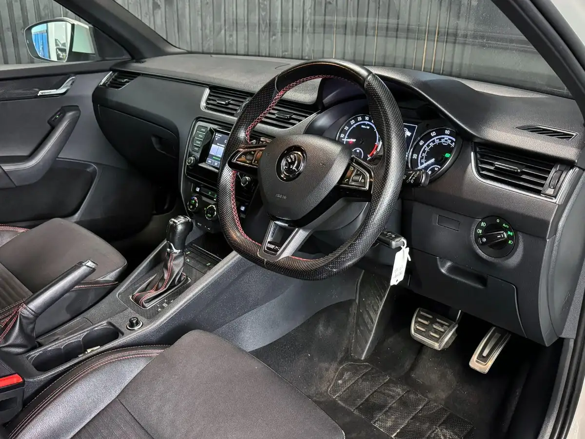 2014-skoda-octavia-20tdi-vrs-estate-dsg-big-22