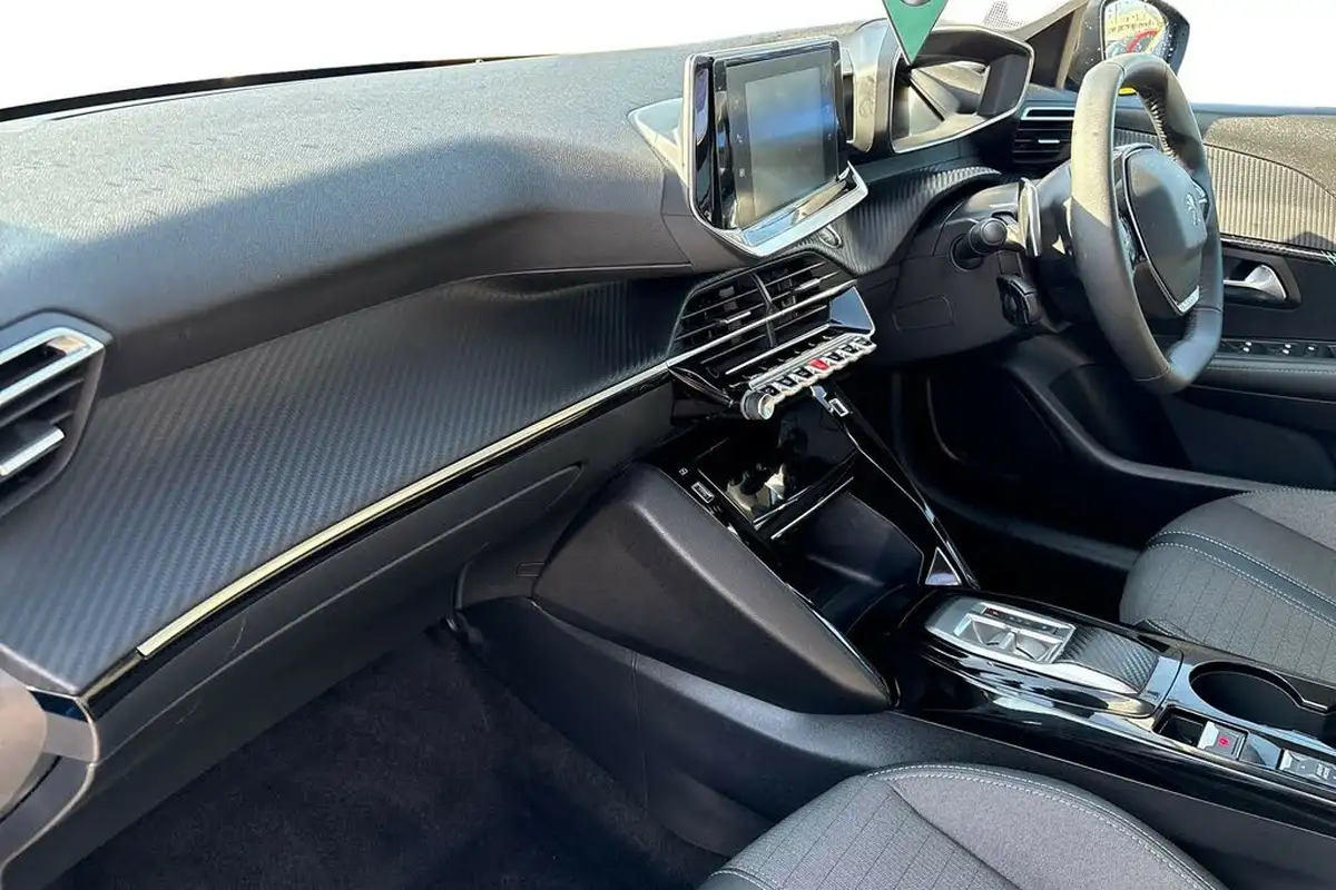2023-peugeot-208-12-puretech-allure-premium-130ps-eat8-big-14
