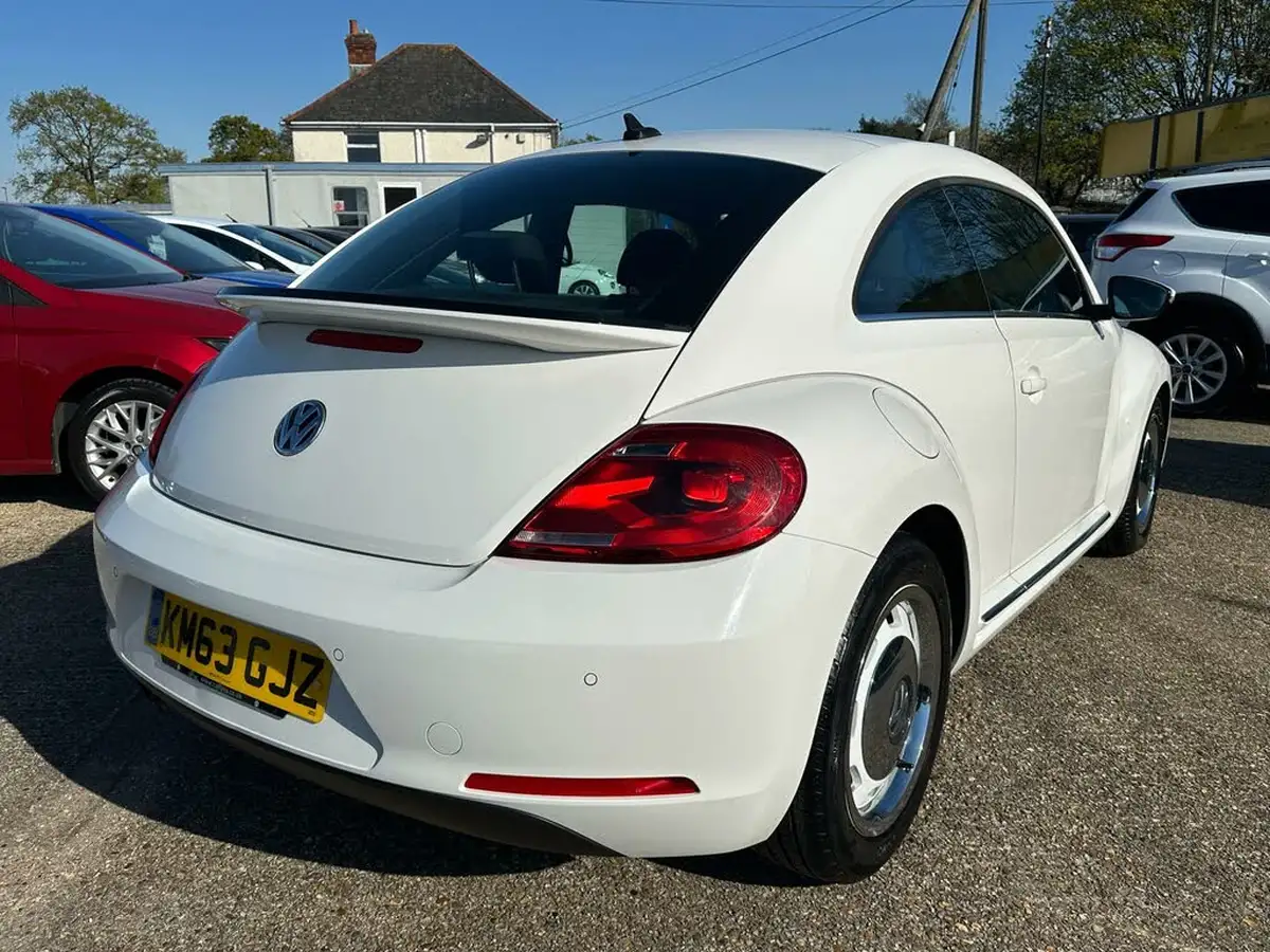 2013-volkswagen-beetle-20tdi-design-hatchback-3d-dsg-big-6