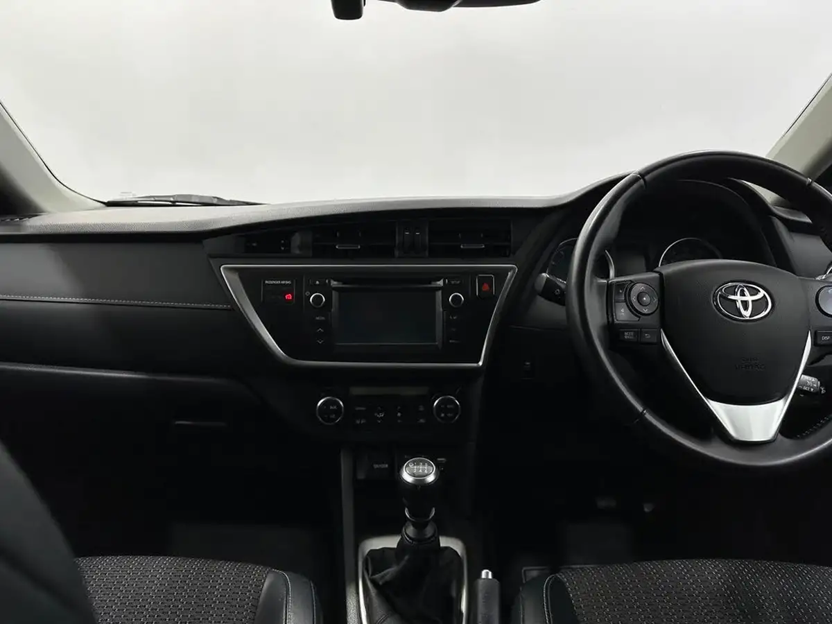 2014-toyota-auris-16-excel-hatchback-big-18