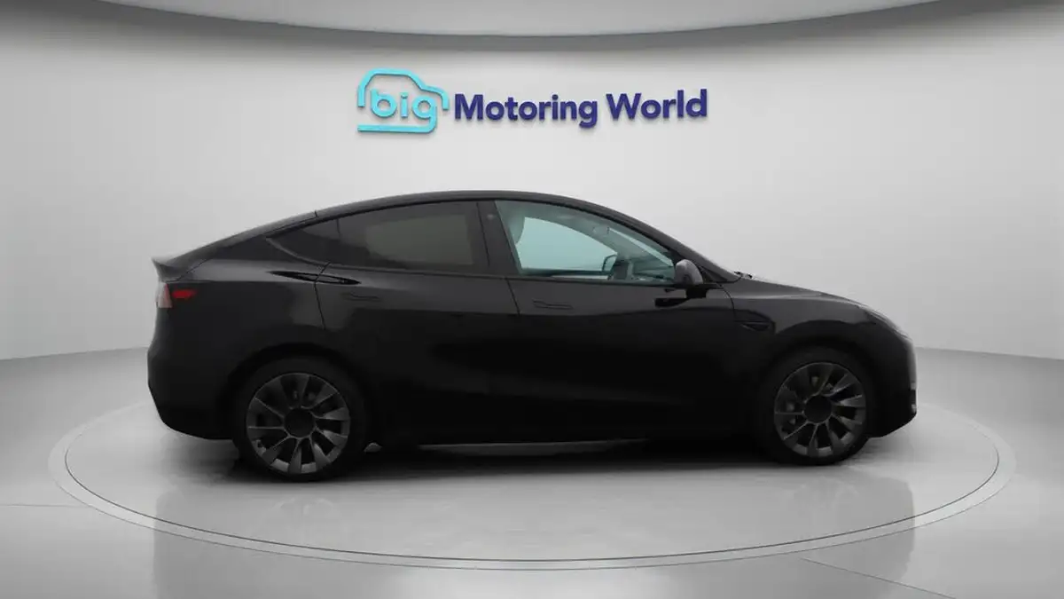 2022-tesla-model-y-e-long-range-big-8
