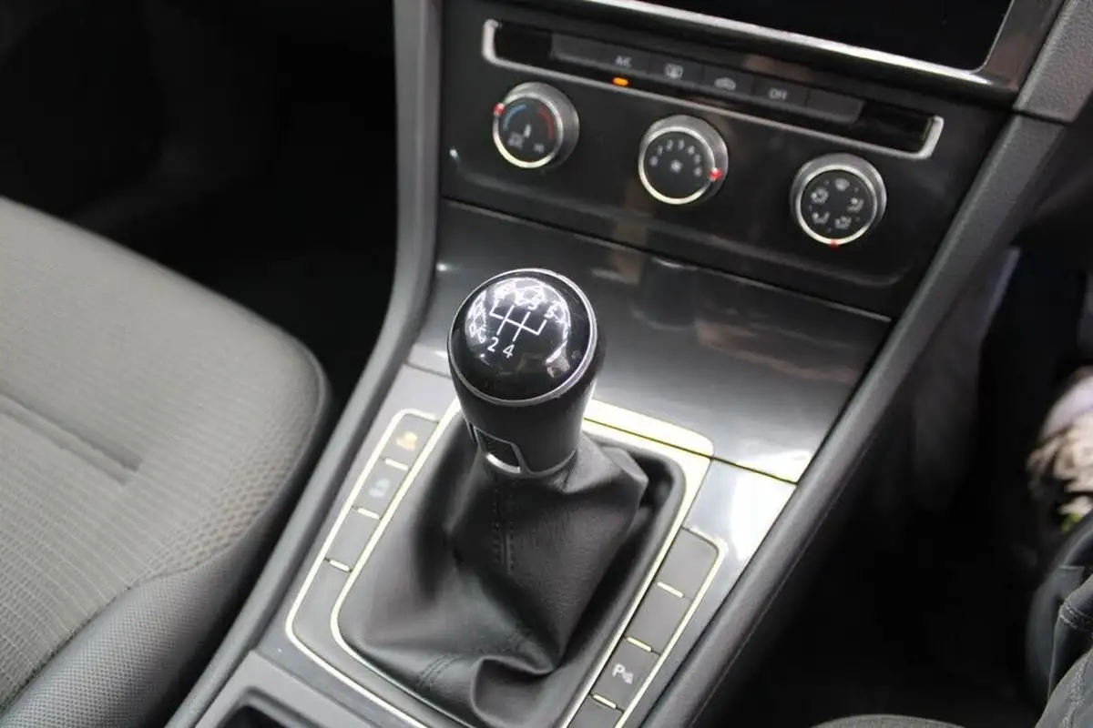 2018-volkswagen-golf-16tdi-se-nav-ss-hatchback-5d-big-39