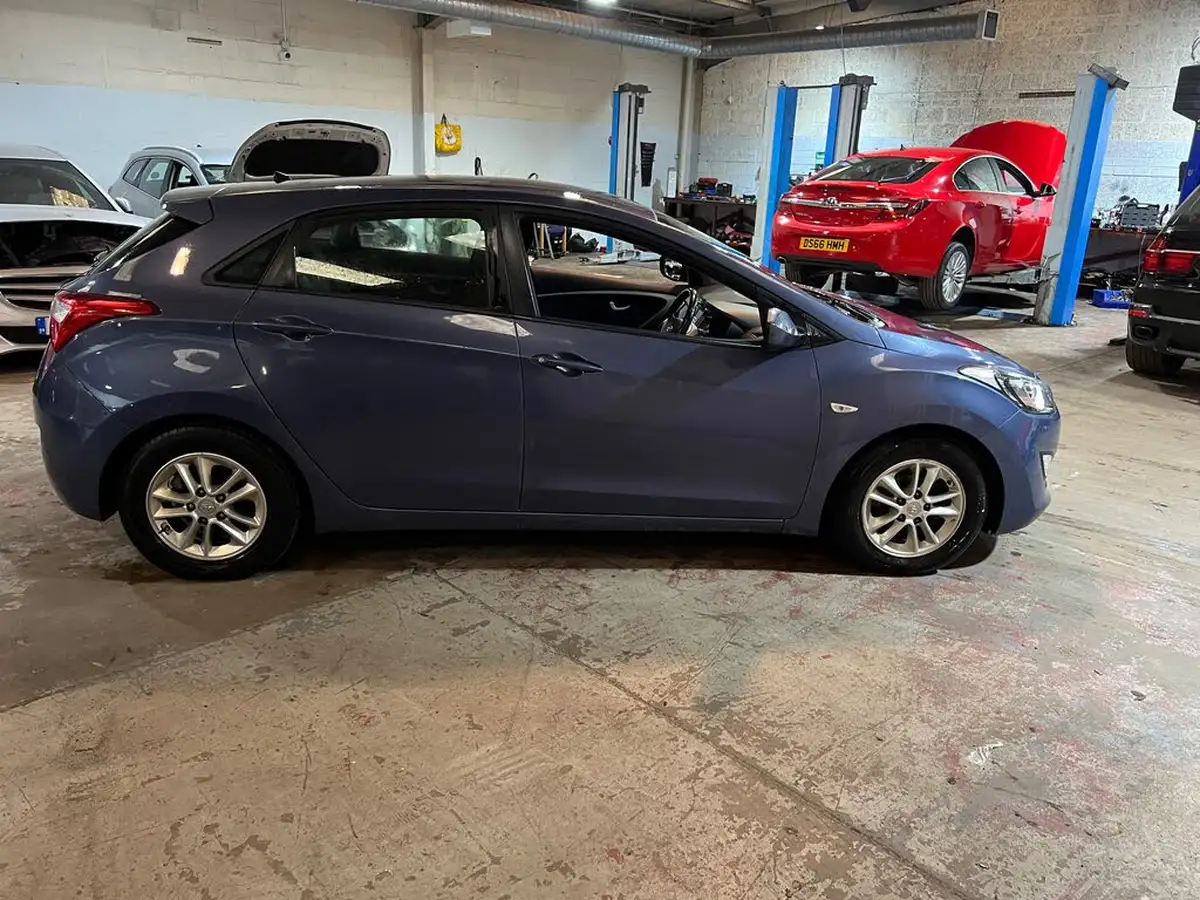 2014-hyundai-i30-16crdi-active-108bhp-blue-drive-hatchback-5d-big-5
