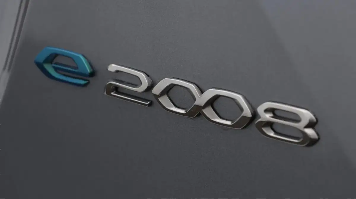 2023-peugeot-2008-suv-e-gt-136bhp-50kwh-station-wagon-big-23