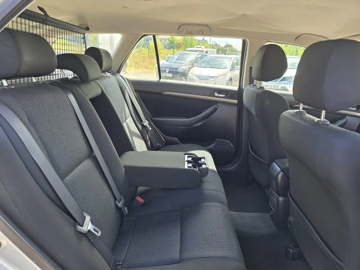 2007-toyota-avensis-20td-tr-estate-5d-big-19