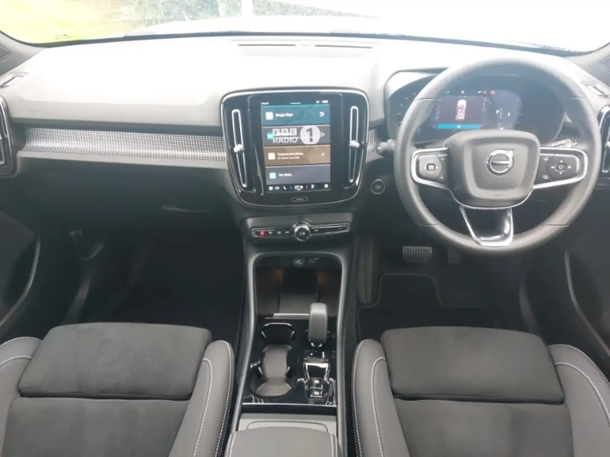 2024-volvo-xc40-20-b3-plus-big-2
