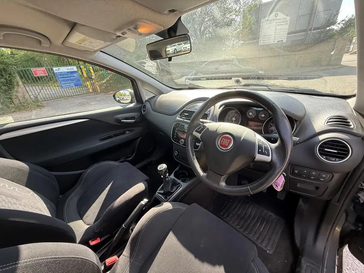 2014-fiat-punto-12-easy-3d-big-9