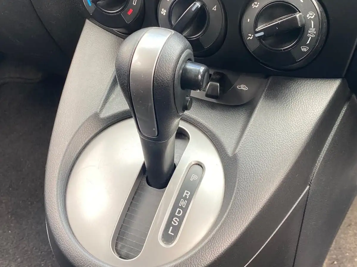 2012-mazda-mazda2-15-ts2-big-40