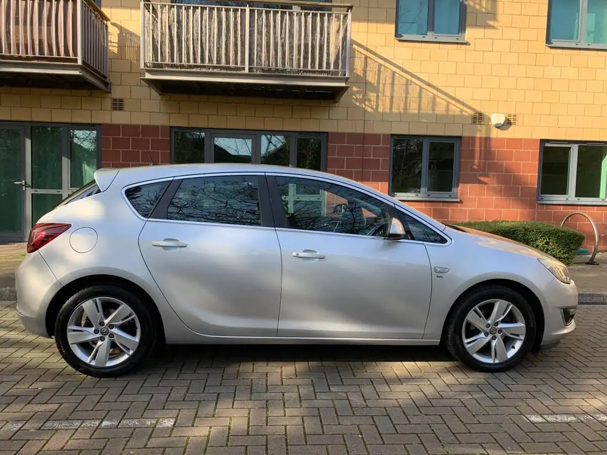 2013-vauxhall-astra-14-sri-turbo-140ps-1364cc-big-9