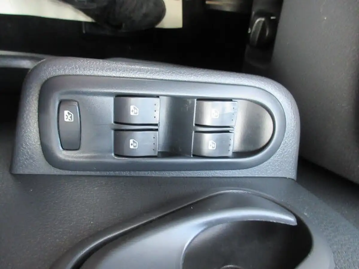 2013-dacia-duster-15d-laureate-107bhp-big-20