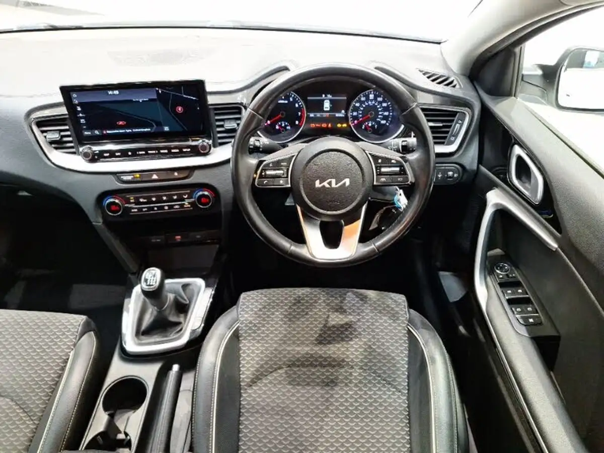 2022-kia-ceed-15-t-gdi-3-hatchback-big-6