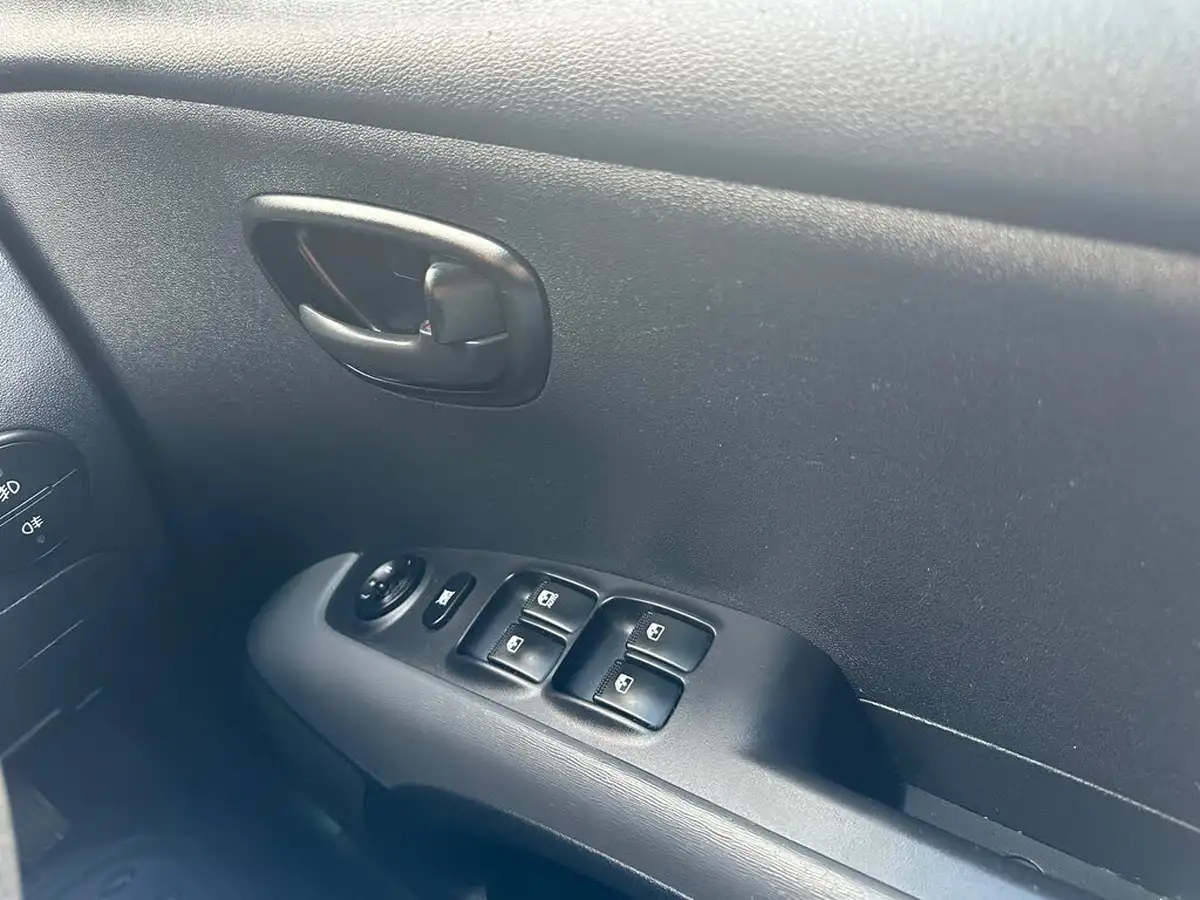 2012-hyundai-i10-12-active-big-27