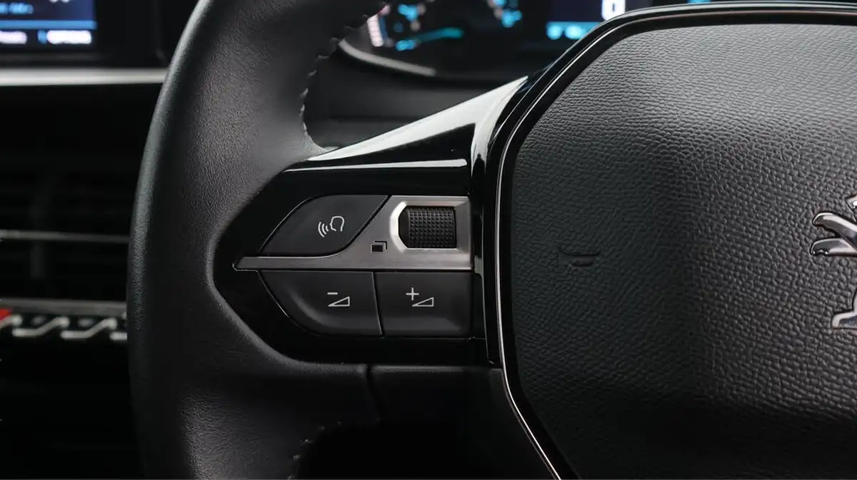 2021-peugeot-2008-suv-e-active-premium-big-25