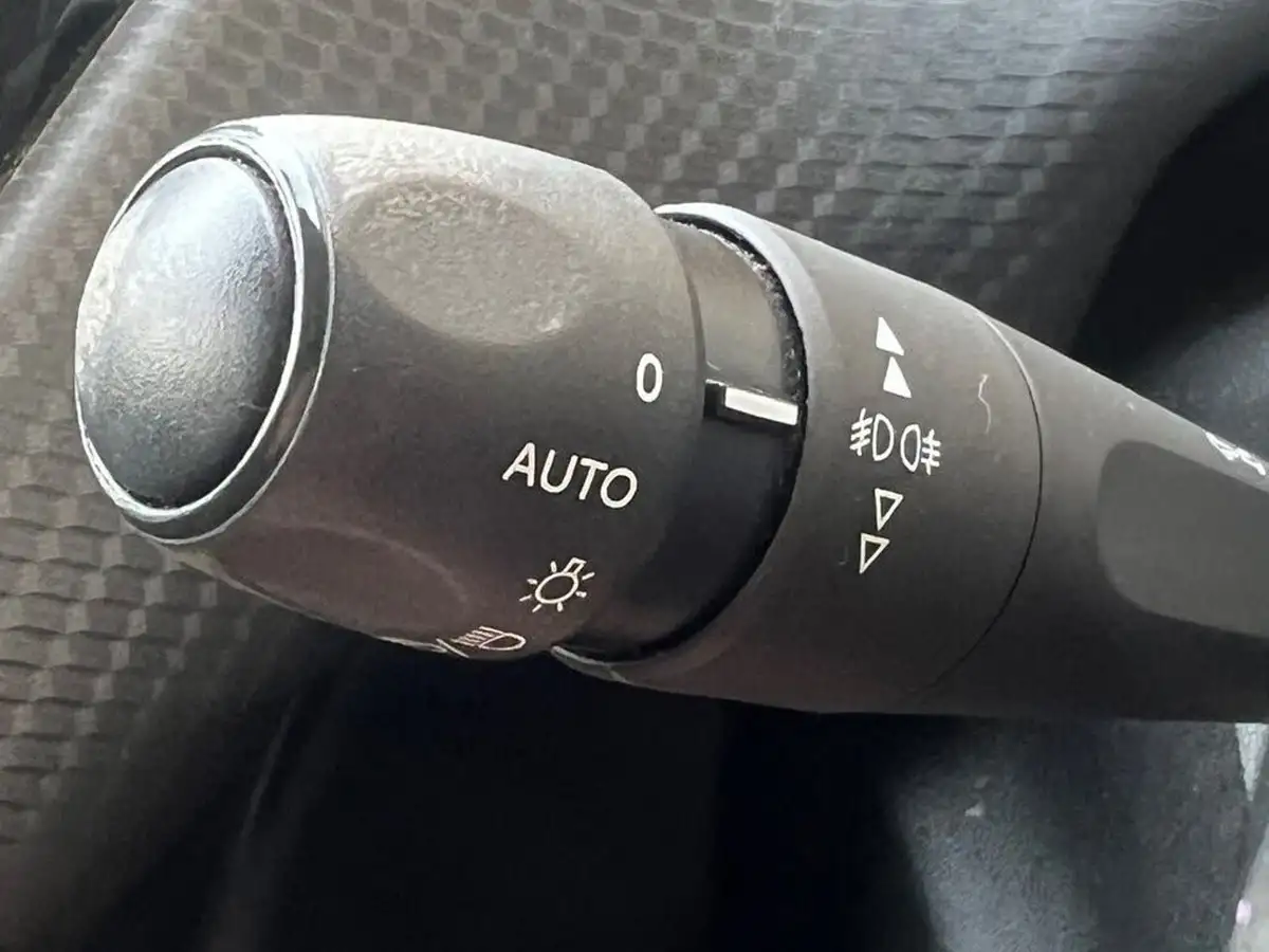 2015-peugeot-2008-crossover-12-puretech-allure-82bhp-big-40