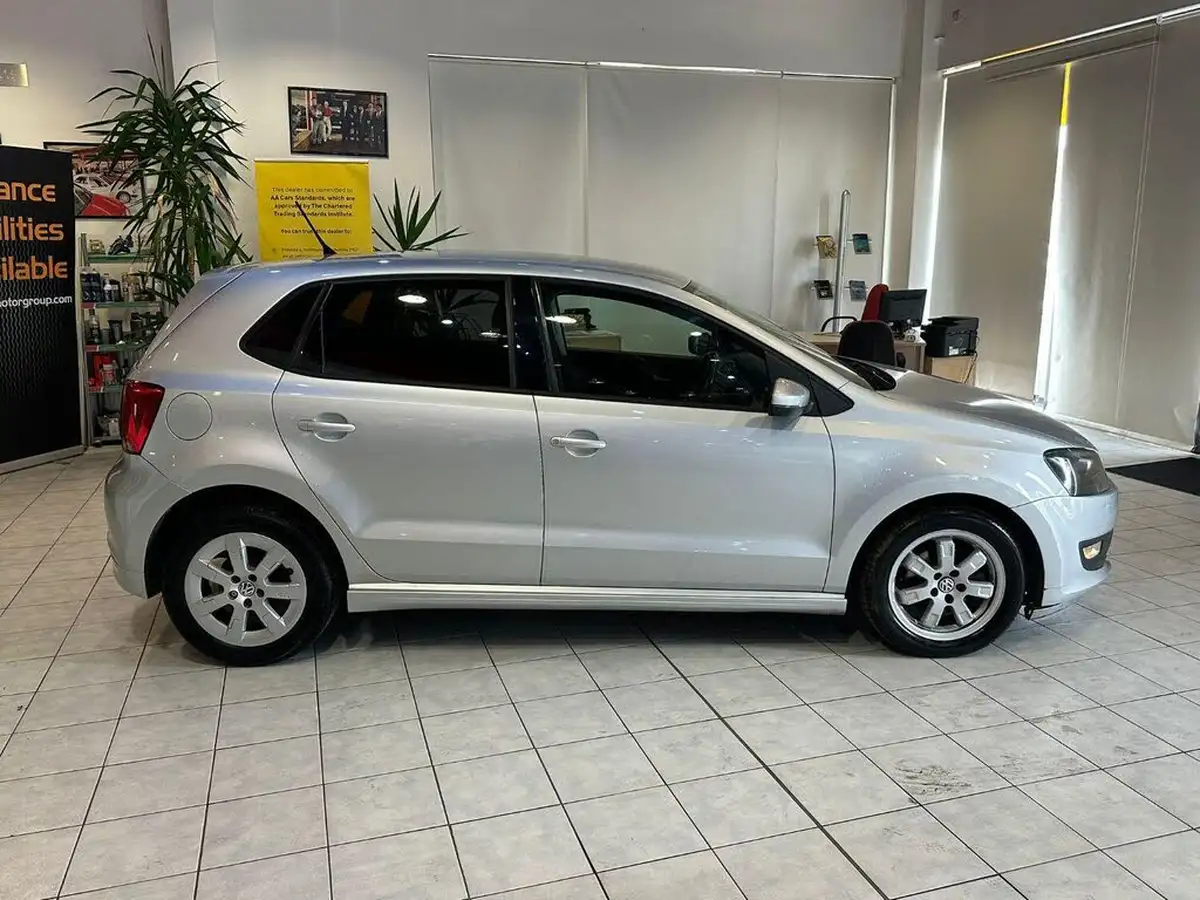 2013-volkswagen-polo-12td-blue-motion-bluemotion-tech-5d-big-9