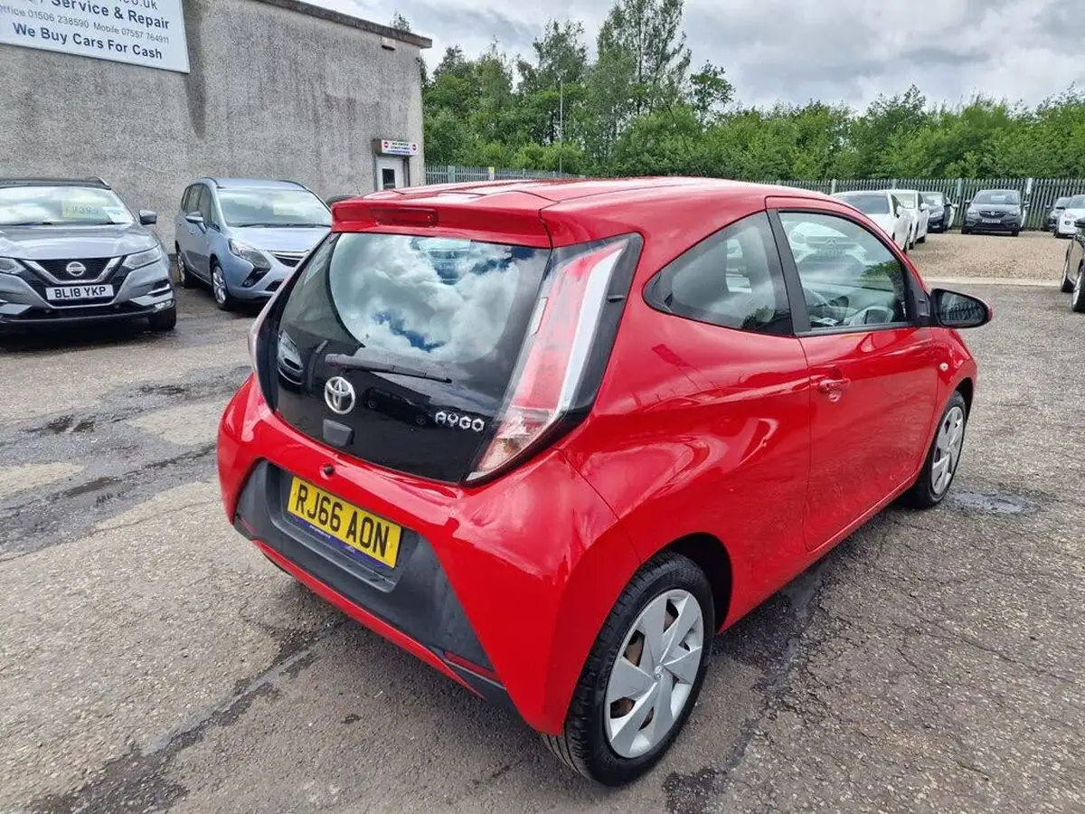 2016-toyota-aygo-10-vvt-i-x-play-68bhp-3d-big-9