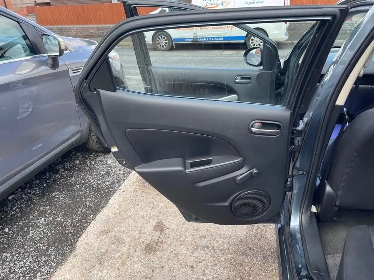 2011-mazda-mazda2-13-tamura-5d-big-30