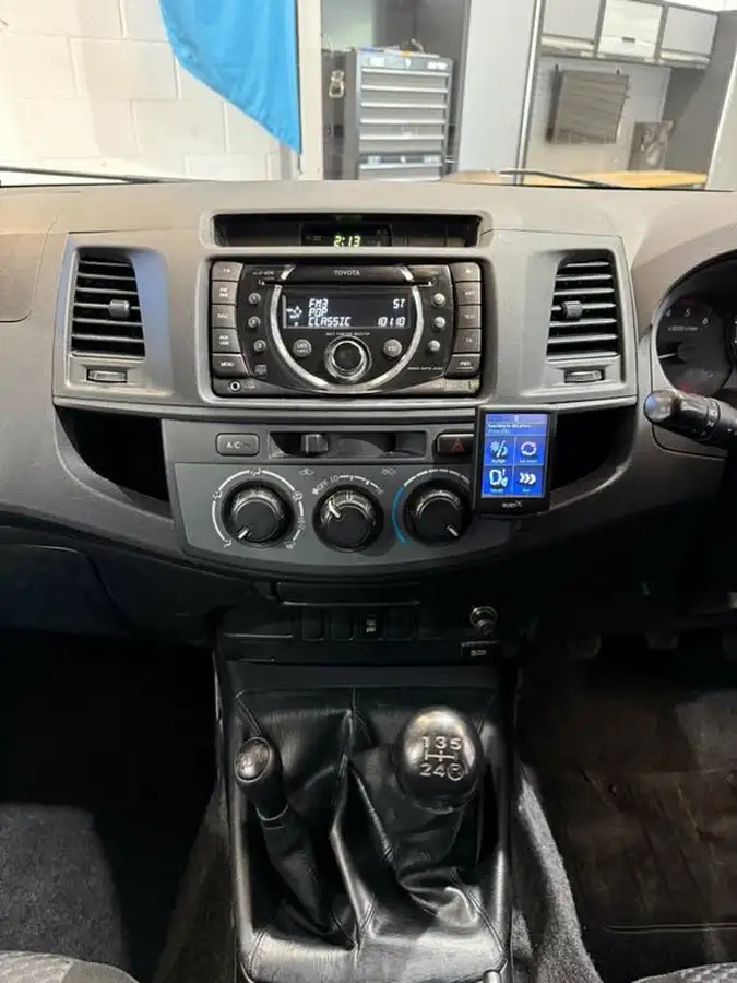 2015-toyota-hi-lux-25td-active-vsc-double-cab-pickup-big-19