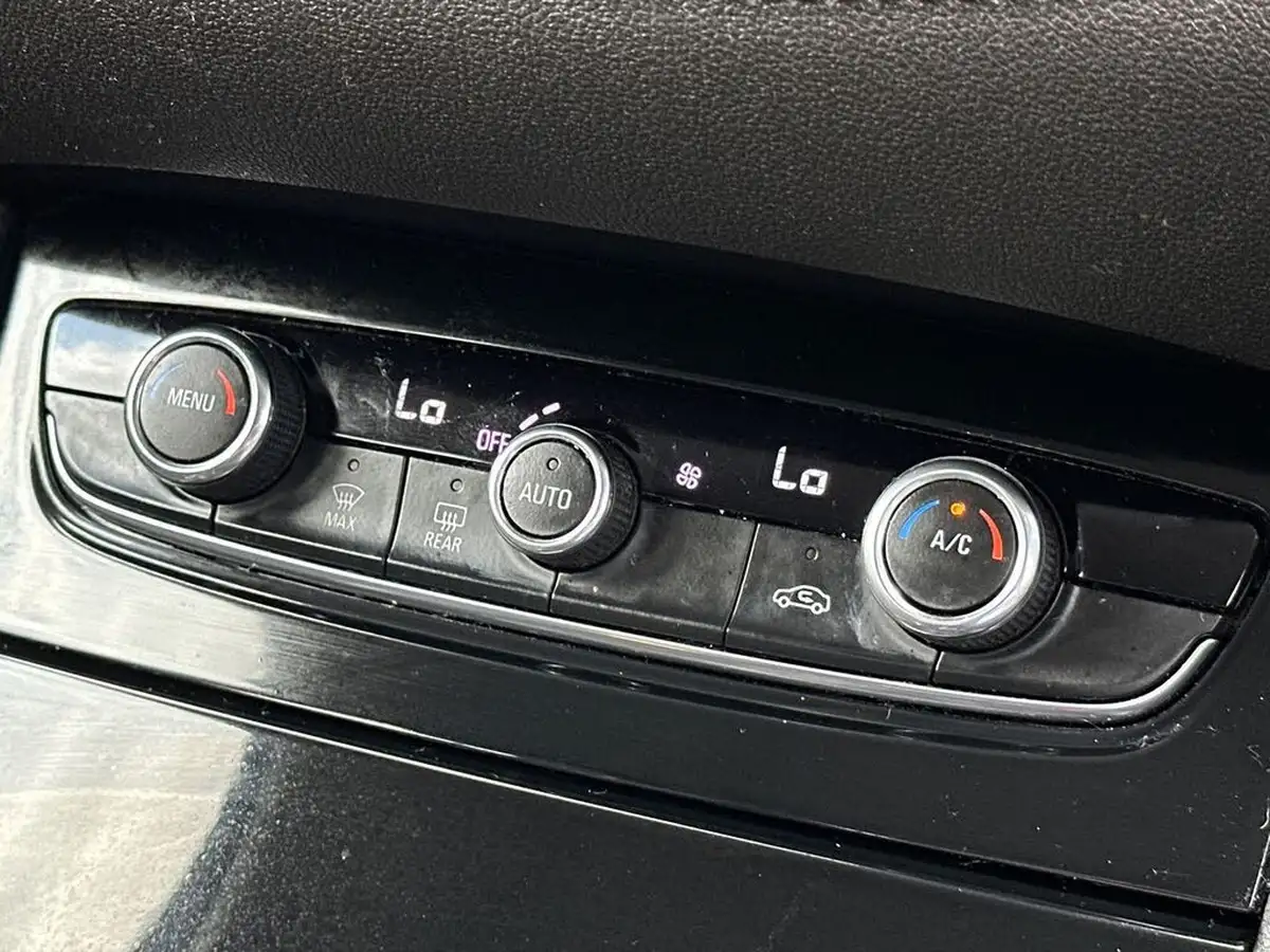 2020-vauxhall-grandland-x-12-sri-nav-big-25