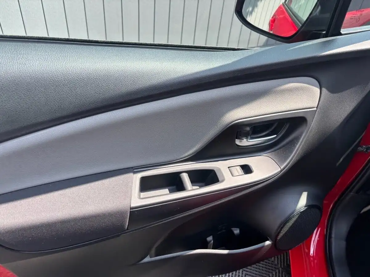 2017-toyota-yaris-15-vvt-i-icon-navi-big-36
