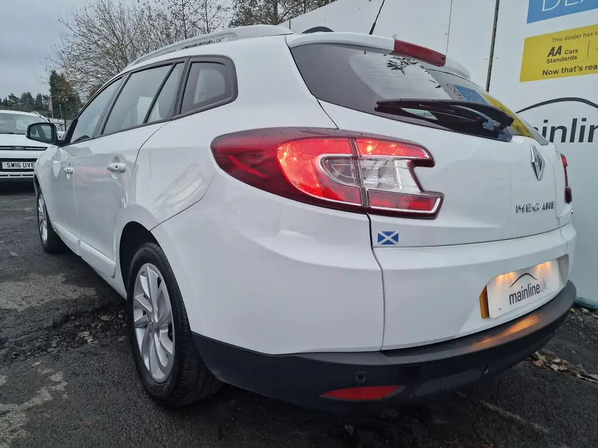 2015-renault-megane-15dci-dynamique-nav-energy-ss-sport-tourer-5d-big-36