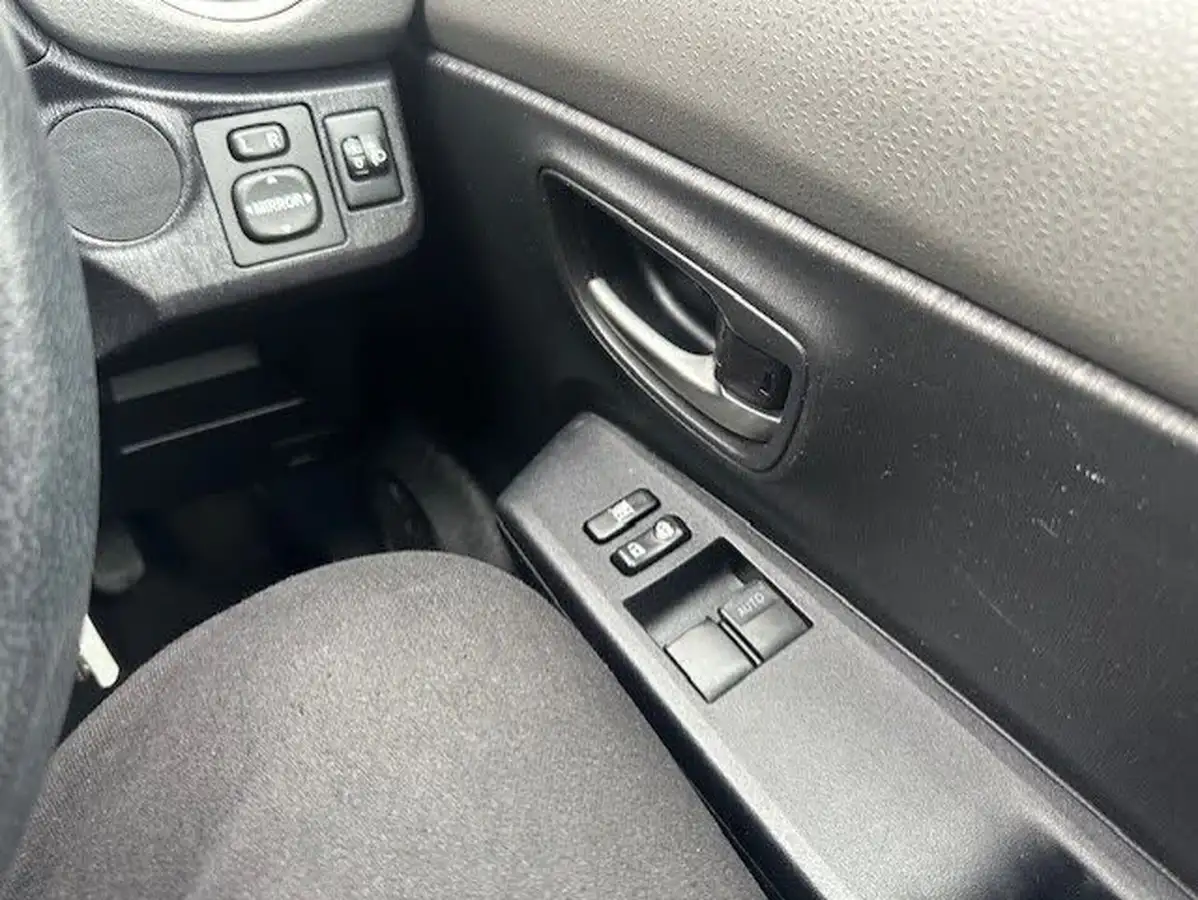 2013-toyota-yaris-133-tr-vvt-i-5d-big-13