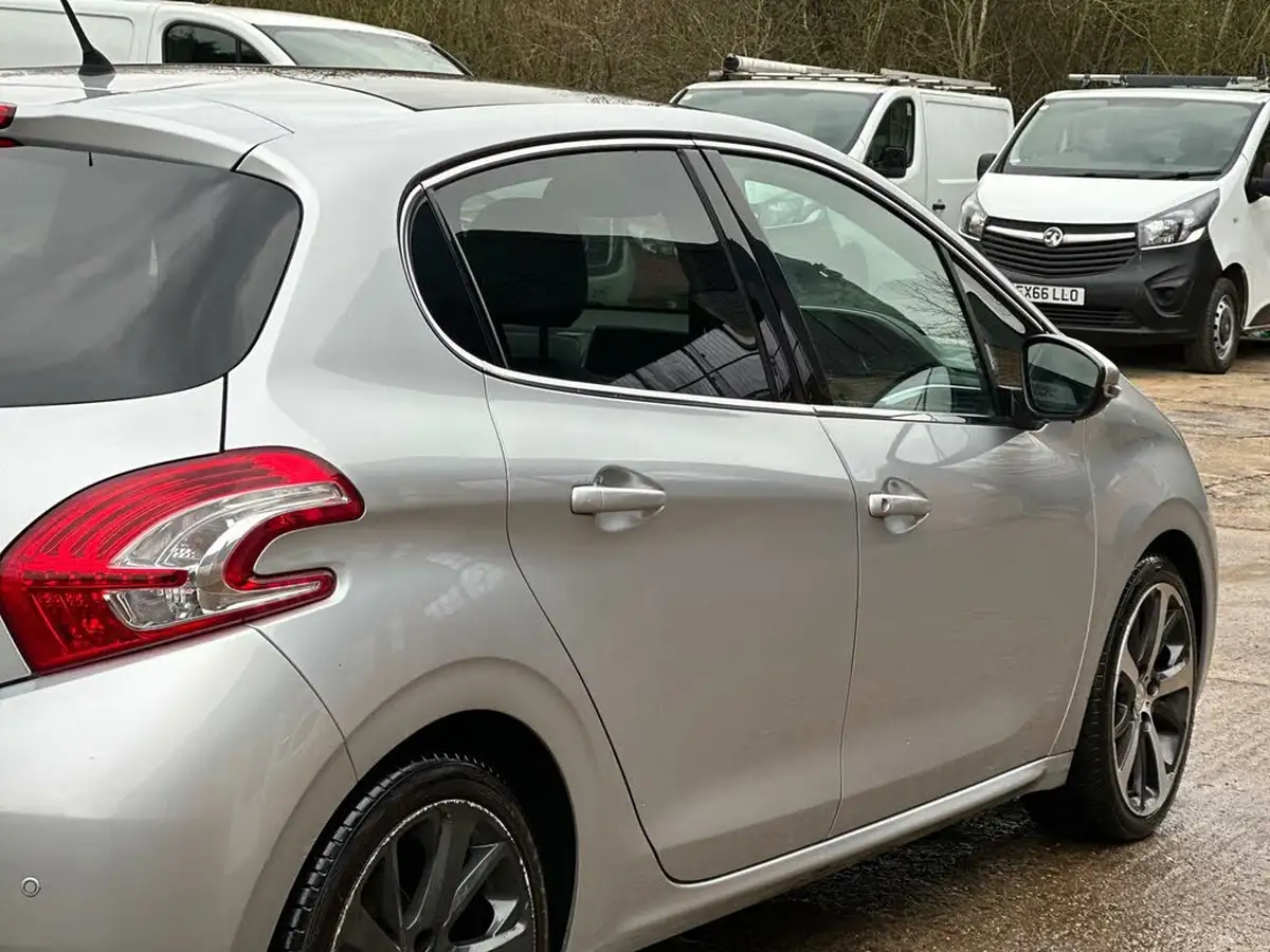 2012-peugeot-208-16-feline-vti-120bhp-5d-big-26