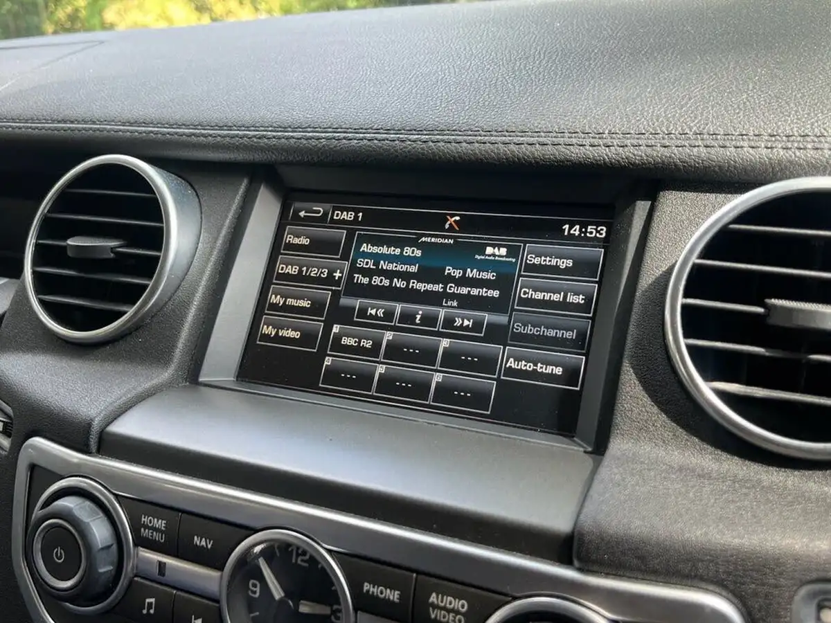 2015-land-rover-discovery-4-30td-se-tech-big-23
