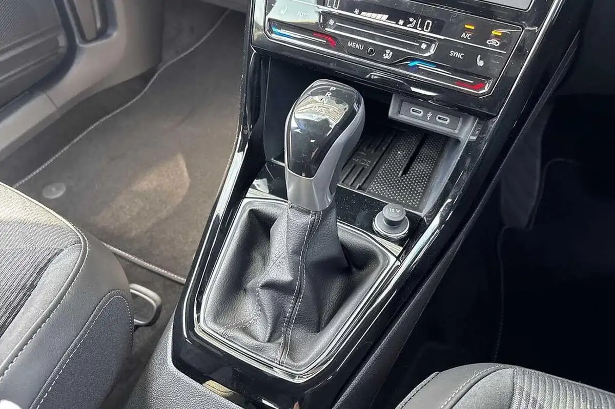 2025-volkswagen-t-cross-10-tsi-r-line-dsg-big-18