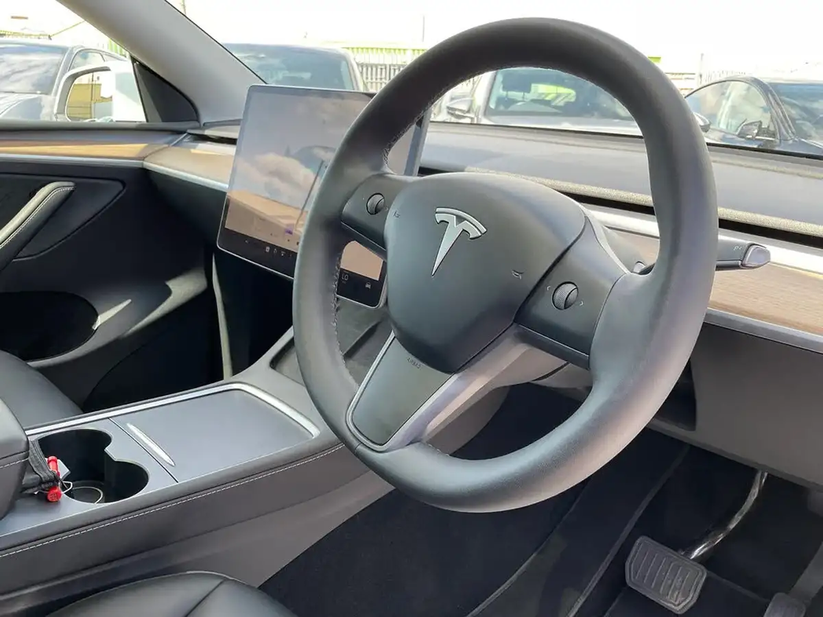 2022-tesla-model-y-e-long-range-big-14