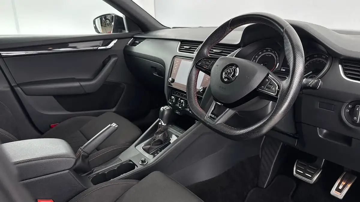 2019-skoda-octavia-20tdi-vrs-4x4-scr-hatchback-big-9