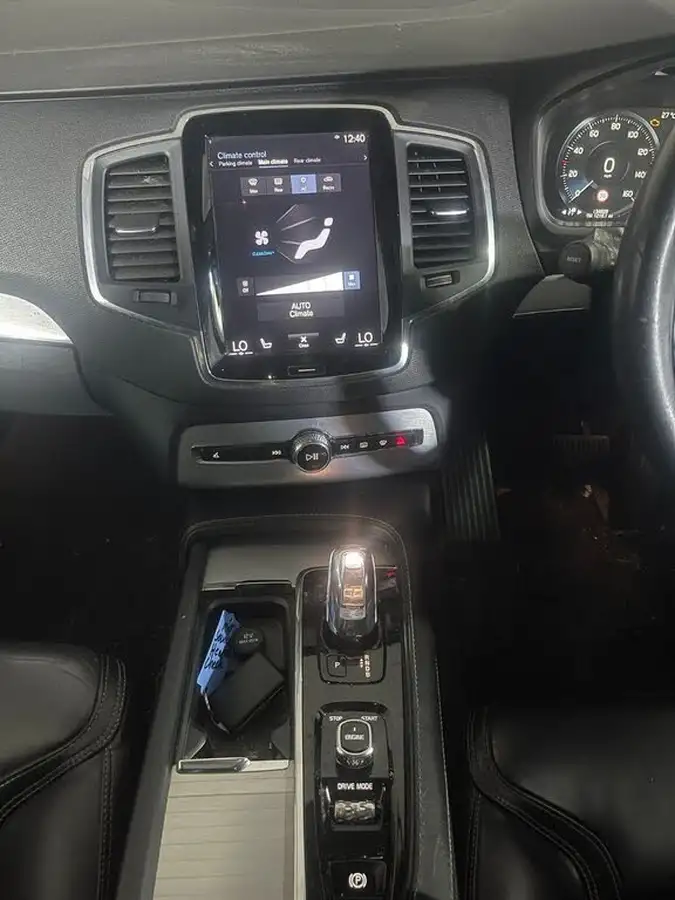 2016-volvo-xc90-20-t8-momentum-big-20