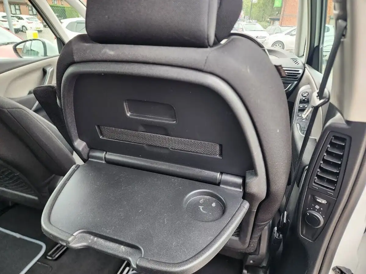 2016-citroen-grand-c4-picasso-16bluehdi-exclusive-eat6-big-23