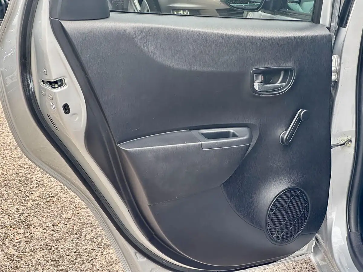 2012-toyota-yaris-15-vvt-i-t4-big-34