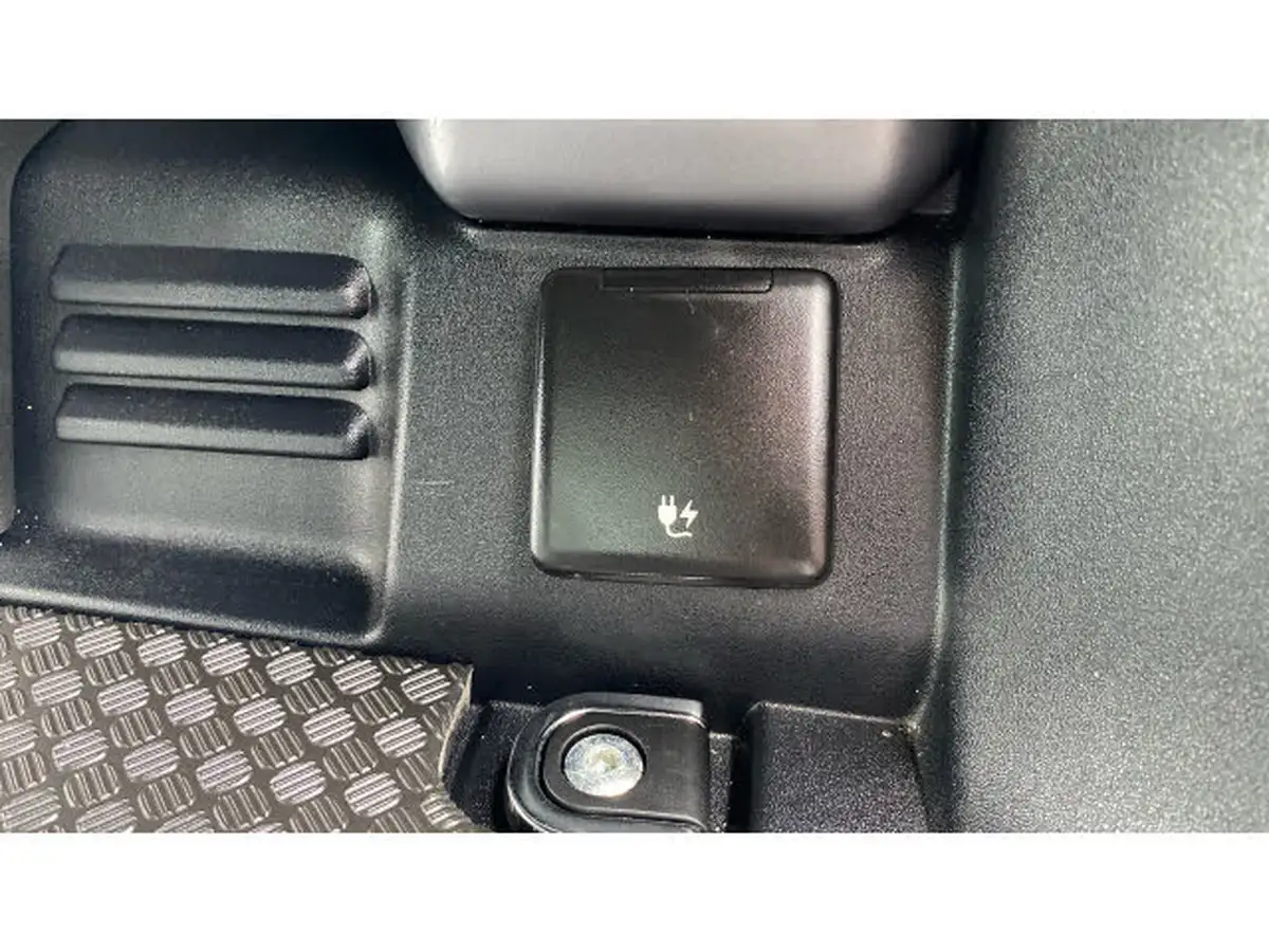 2022-land-rover-90-defender-50-p525-v8-big-32
