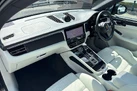 2022-porsche-macan-20-small-74