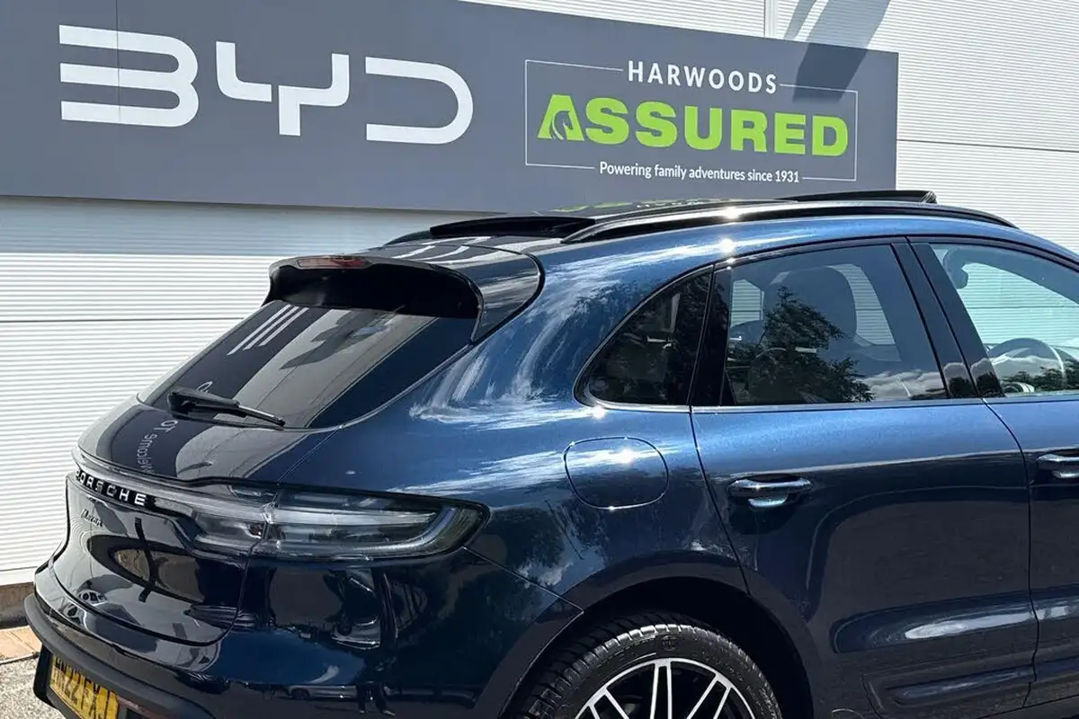 2022-porsche-macan-20-big-11