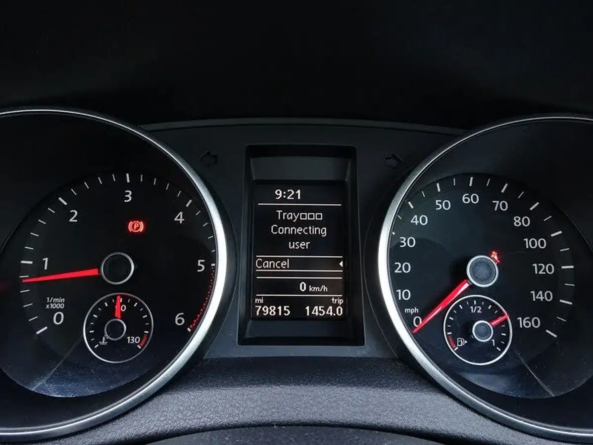 2013-volkswagen-golf-16td-se-bluemotion-tech-cabriolet-2d-big-28