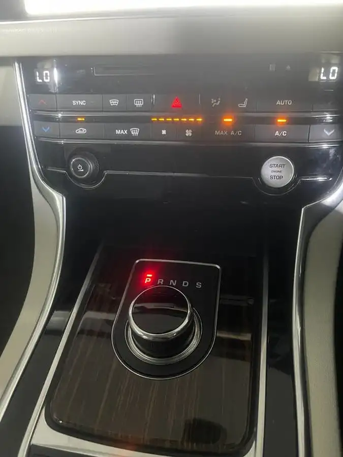 2017-jaguar-xf-20td-portfolio-240ps-awd-sportbrake-5d-1999cc-auto-big-26
